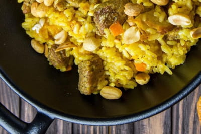 плов із курагою та арахісом