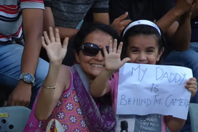 Дівчинка підтримала свого батька-оператора