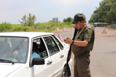 Нацгвардієць ведет службу
