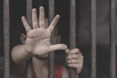 Дитина за ґратами