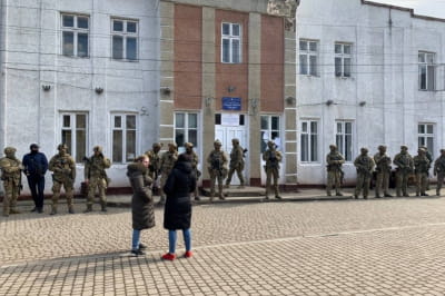 ОИК №87 окружили спецназовцы