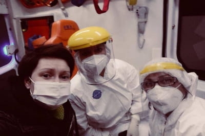 Журналистка "5 канала" с врачами