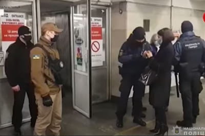 Полиция патрулирует метро в Киеве