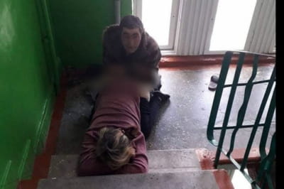 Чоловік регулярно займається сексом у під'їзді