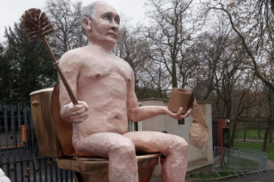 Путин на золотом унитазе