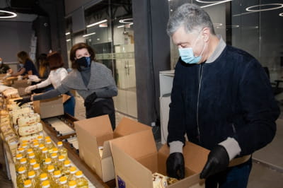 Порошенко с волонтерами собрали 2 тысячи продуктовых наборов