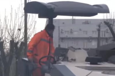 Комунальник за роботою