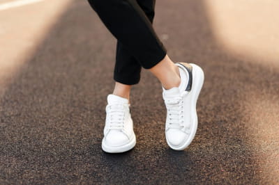 Білі кросівки