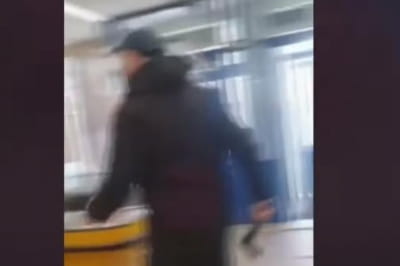 Мужчина с топором в магазине