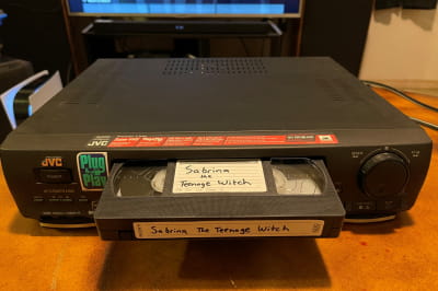 Відеокасета з серіалом "Сабріна – маленька відьма"