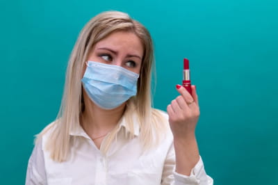 Помада і захисна маска