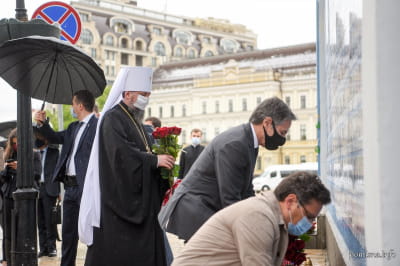 Блинкен возлагает цветы 