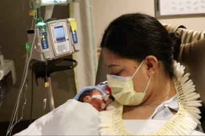 Женщина родила младенца на борту самолета