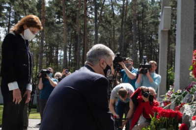 Порошенко в "Быковнянских могилах"