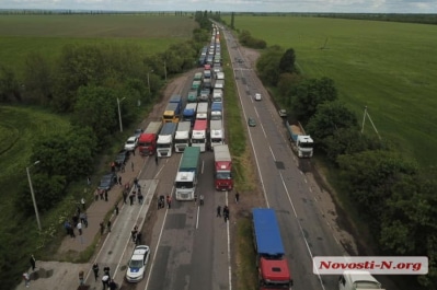 Под Николаевом дальнобойщики перекрывают трассу