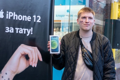 Чоловік набив тату заради iPhone 12