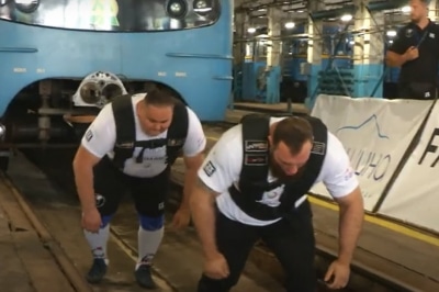 Спортсмены тянут вагоны метро