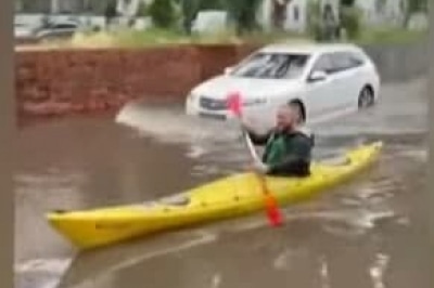 Мужчина на каяке