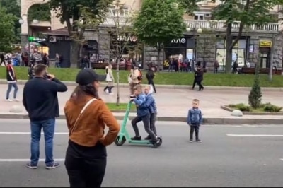 Діти на електросамокаті