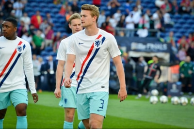 Гравці збірної Нідерландів: Бергвейн (зліва), Де Йонг (позаду) та Де Лігт (спереду)