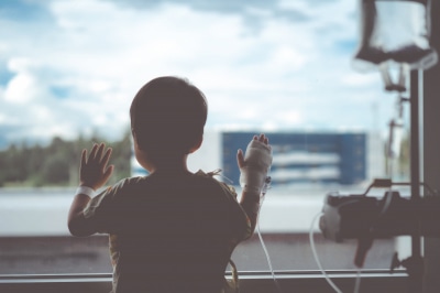 дитина хлопчик вікно