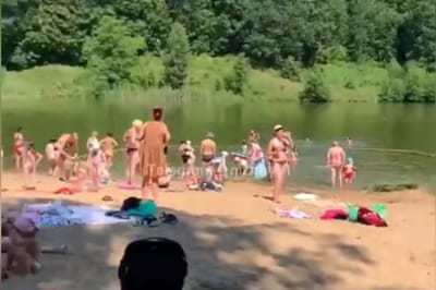 Відпочинок на пляжі поруч з трупом