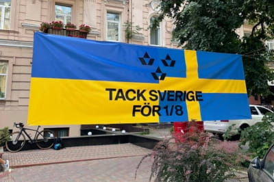 Банер під посольством Швеції