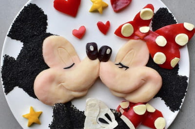 Повар создает блюда в виде персонажей из мультфильмов