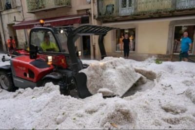 Во Франции курортный город засыпал градом