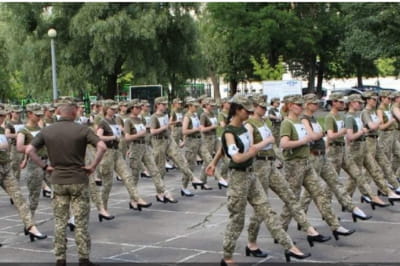 Жінки-військові на підборах