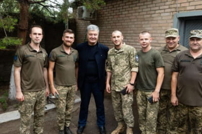Порошенко привіз обладнання армійцям