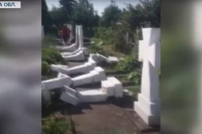 Поваленные надгробия