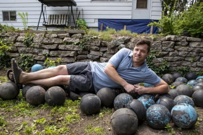 М'ячі для боулінгу в фундаменті будинку Девіда Олсона