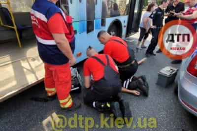 медики реанимируют водителя