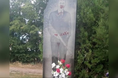 Разрисованный памятник