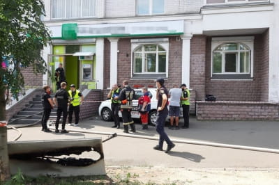 В Киеве женщина с пистолетом и коктейлем "Молотова" ограбила банк