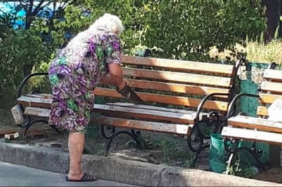 В Киеве бабушка распылила лавочку, чтобы унять ночные посиделки во дворе