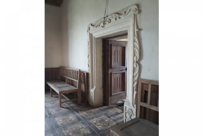 Свірзький замок, двері в кімнаті