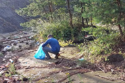 Олександр з Білорусі прибирає у польському лісі