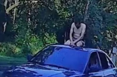 Полуобнаженный мужчина на крыше авто в Черкассах