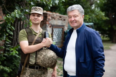 Порошенко передав техніку військовим