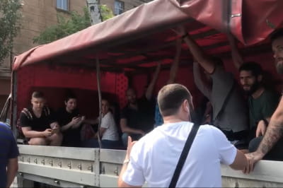 В Одесі люди пересуваються затопленими вуляцями на екскаваторах та у кузові вантажівки