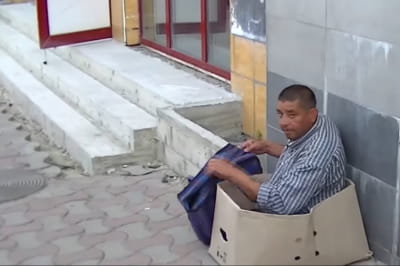 В Черновцах охранники за секунду "исцелили" нищего, который представлял из себя инвалида без ног-ведер