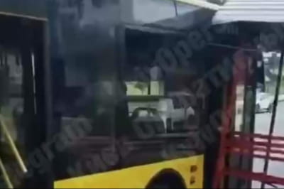 Остановка врезалась в троллейбус