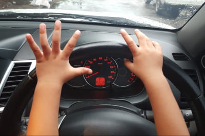 Дитина за кермом