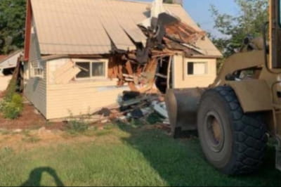Чоловік протаранив свій будинок
