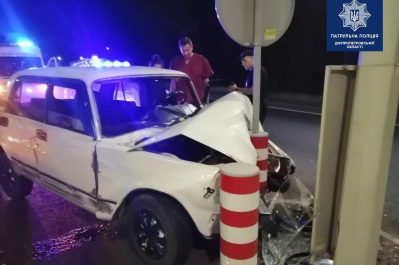 У Дніпрі водій скоїв ДТП, врізався у стовп та заснув