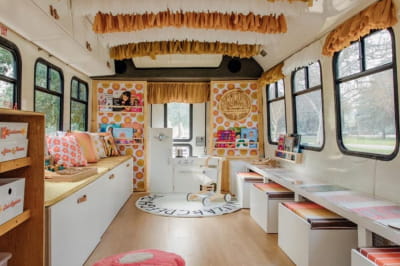 Учительница превратила старый автобус в класс для обучения