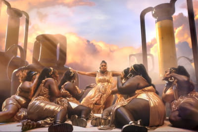 Кадр из Lizzo-Rumors feat. Cardi B [Official Video]