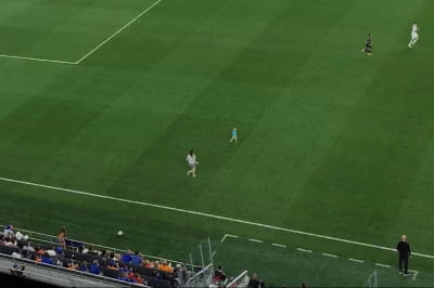 2-річний хлопчик на футбольному полі